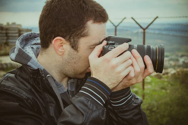 Fotógrafo disparando afuera con cámara digital — Foto de Stock