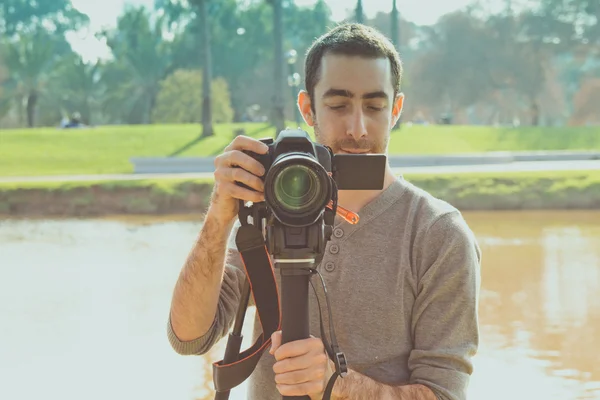 Fotógrafo disparando afuera con cámara digital —  Fotos de Stock