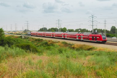 Kırmızı İsrail yolcu treni hareket kenti yakınlarındaki Otoban 4 dışarı