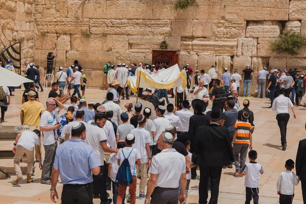 Еврейские поклонники собираются для ритуала Бар-Мицвы на Западе — стоковое фото