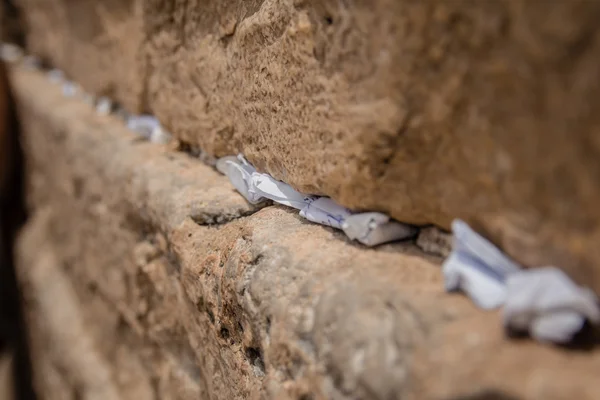 Notas a Deus nas rachaduras entre os tijolos do Muro Ocidental na cidade velha de Jerusalém Israel — Fotografia de Stock