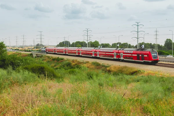Kırmızı İsrail yolcu treni hareket kenti yakınlarındaki Otoban 4 dışarı