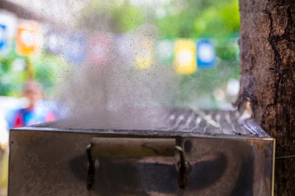 Highspeed foto van water barsten uit vanuit ballon die op een hete grill geplaatst — Stockfoto