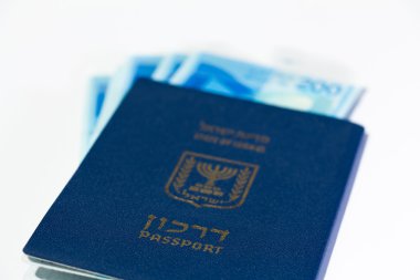 İsrail para faturaları 200 şekel ve İsrail pasaportu yığını