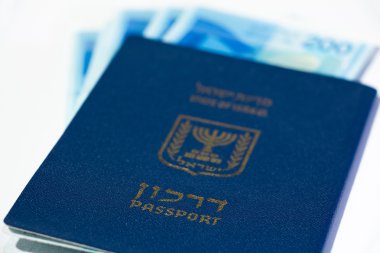 İsrail para faturaları 200 şekel ve İsrail pasaportu yığını