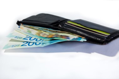 Bir yığın İsrail şekeli para açık siyah deri cüzdanda..