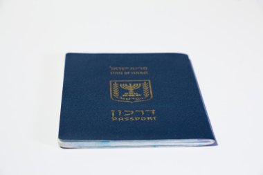 Beyaz zemin üzerine İsrail pasaportu