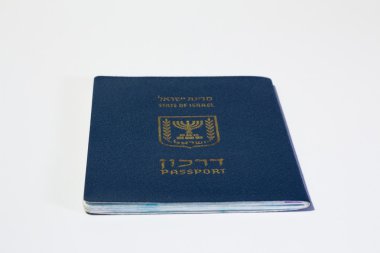 Beyaz zemin üzerine İsrail pasaportu