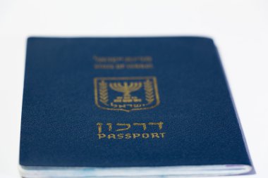 Beyaz zemin üzerine İsrail pasaportu