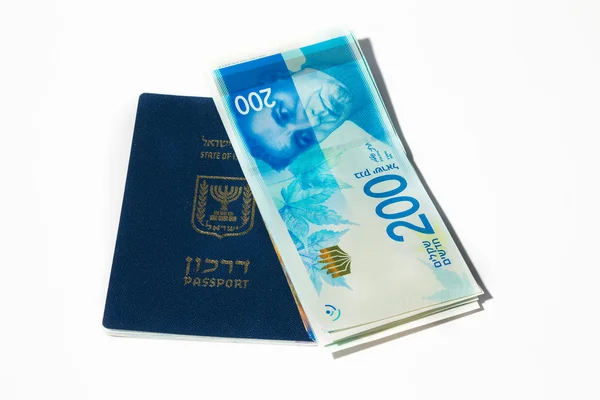 Stapel israelischer Geldscheine von 200 Schekel und israelischem Pass — Stockfoto