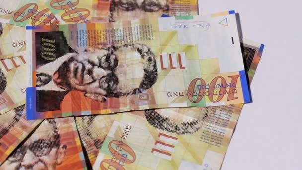 Вращение израильских денежных векселей на 100 шекелей - вид сверху — стоковое видео