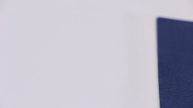 İsrail para faturaları 200 şekel ve İsrail pasaportu - Pan doğru yığını