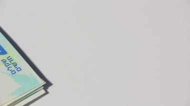 İsrail para faturaları 200 şekel ve İsrail pasaportu - Pan yaptı yığını