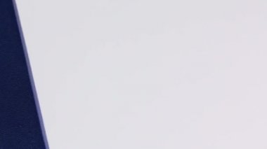 İsrail pasaportu beyaz arka plan üzerinde sağ kaydırma