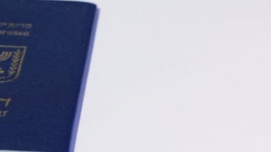 İsrail pasaportu beyaz arka plan üzerinde sağ kaydırma