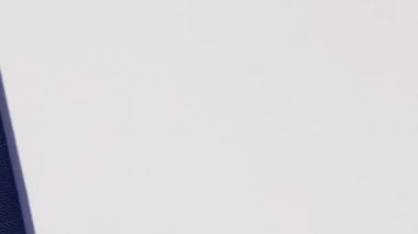 İsrail pasaportu beyaz arka plan üzerinde sağ kaydırma