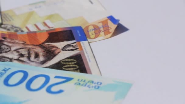Stapel verschillende van Israëlische sjekel geld rekeningen - Pan links — Stockvideo
