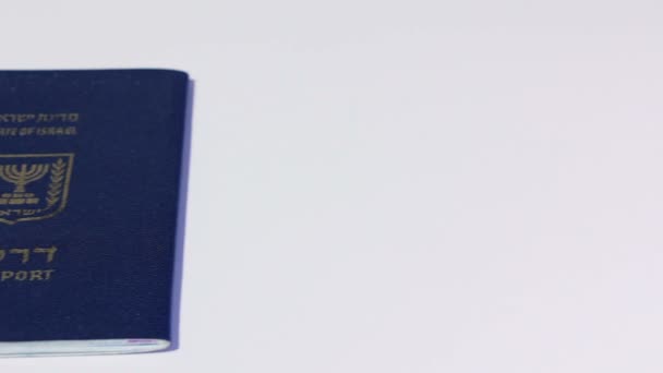 Pannen van rechts van een Israëlisch paspoort op witte achtergrond — Stockvideo