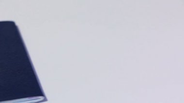 İsrail pasaportu beyaz arka plan üzerinde sağ kaydırma