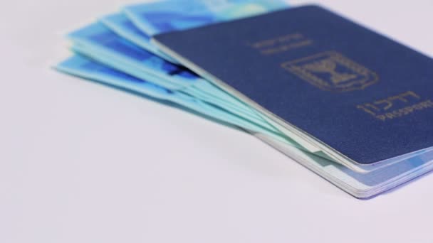 Dönen İsrail para reçeteleri 200 şekel ve İsrail pasaportu — Stok video