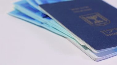 Dönen İsrail para reçeteleri 200 şekel ve İsrail pasaportu