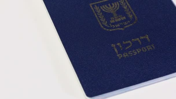 Rotativa passaporte israelense no fundo branco — Vídeo de Stock