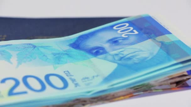 Contas de dinheiro israelitas rotativas de 200 shekel e passaporte israelita — Vídeo de Stock