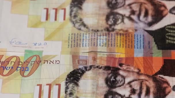 Montón de billetes israelíes de 100 shekel - Inclinación hacia abajo — Vídeos de Stock
