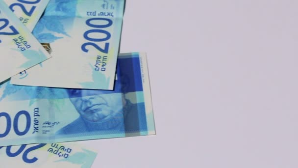 Stapel Israëlische geld rekeningen van 200 sjekel - Pan links — Stockvideo