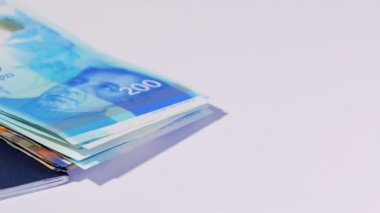 İsrail para faturaları 200 şekel ve İsrail pasaportu - Pan yaptı yığını