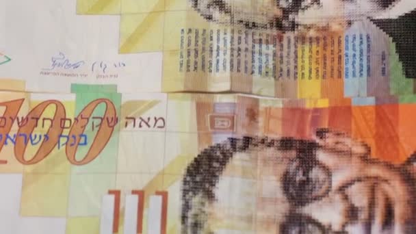 Montón de billetes israelíes de 100 shekel - Inclinación hacia abajo — Vídeos de Stock