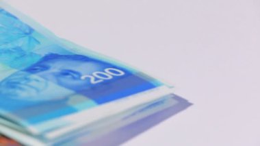 İsrail para faturaları 200 şekel ve İsrail pasaportu - Pan yaptı yığını