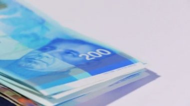 İsrail para faturaları 200 şekel ve İsrail pasaportu - Pan yaptı yığını