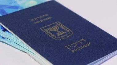 Dönen İsrail para reçeteleri 200 şekel ve İsrail pasaportu