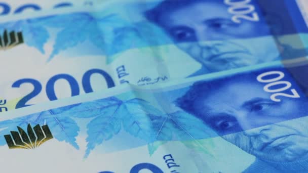 Montón de billetes israelíes de 200 shekel - Inclinación hacia arriba — Vídeos de Stock