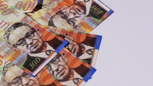 Montón de billetes israelíes de 100 shekel - Pan izquierda — Vídeos de Stock