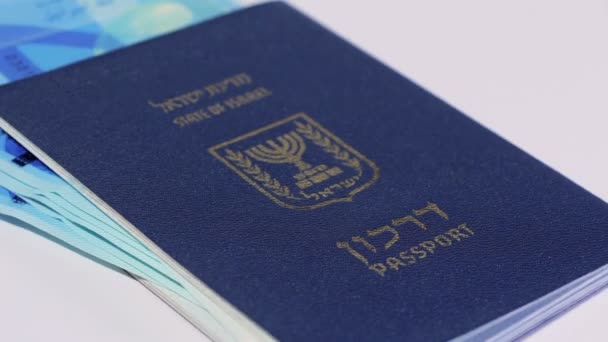 Contas de dinheiro israelitas rotativas de 200 shekel e passaporte israelita — Vídeo de Stock