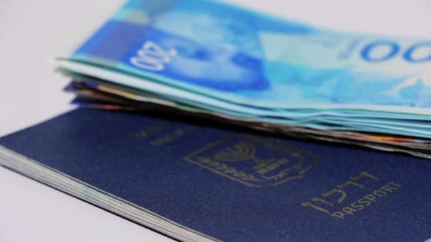 Girando billetes israelíes de 200 shekel y pasaporte israelí - vista superior lazo sin fisuras — Vídeos de Stock