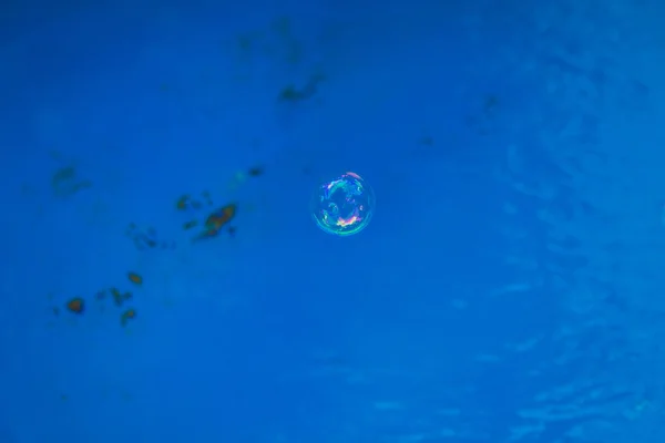 Mýdlové bubliny létat v plavecký bazén — Stock fotografie