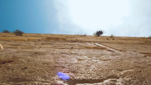 Fechar vista de baixo ângulo do Muro Ocidental na cidade velha de Jerusalém Israel — Vídeo de Stock