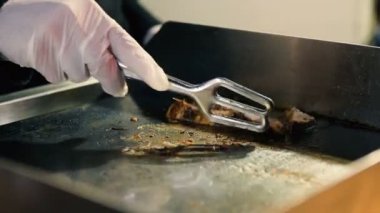 Şef, metal ızgarada tavuk etini kızartın