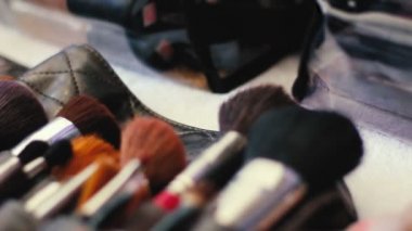 Portre profesyonel kozmetik makyaj seti çekimde fırçalar.