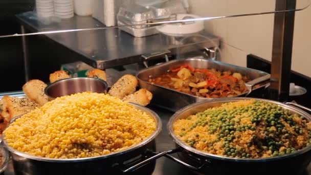 Buffet con comida cocinada en el restaurante — Vídeos de Stock