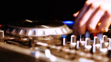 Dj eller gece kulübünde Dj mixer konsolunda çeşitli parça kontrolleri tweak