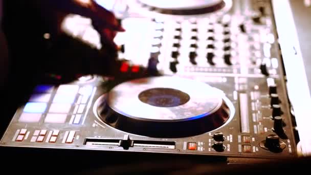 Les mains de DJ modifient différentes commandes de pistes sur la console de mixage DJ à la boîte de nuit — Video