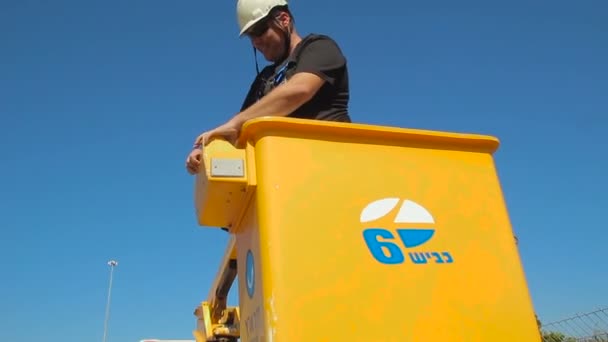 Highway 6 wegonderhouds medewerker in vrachtwagen met mobiele kraan voor reparatie van bouwwerkzaamheden op hoge plaats — Stockvideo
