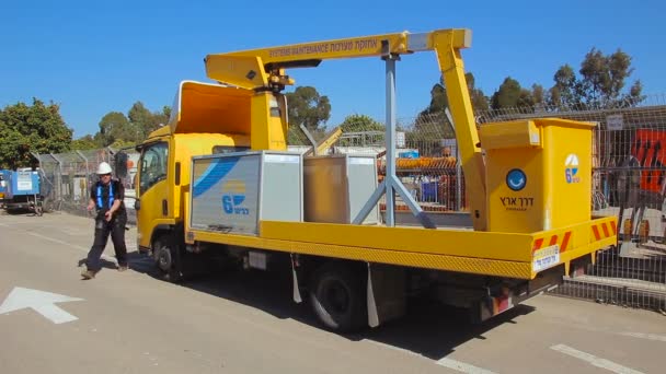 Carretera 6 trabajador de mantenimiento de carreteras en camión con grúa móvil para la reparación de trabajos de construcción en un lugar alto — Vídeo de stock