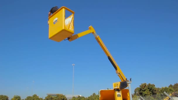 Carretera 6 trabajador de mantenimiento de carreteras en camión con grúa móvil para la reparación de trabajos de construcción en un lugar alto — Vídeos de Stock
