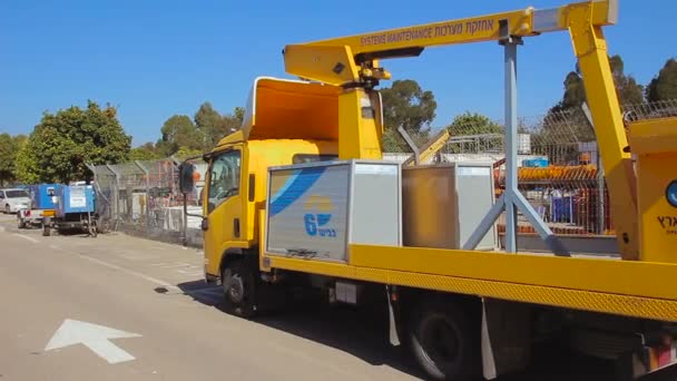 Carretera 6 camión de servicio y mantenimiento de carreteras con grúa móvil para la reparación de obras de construcción en un lugar alto — Vídeo de stock