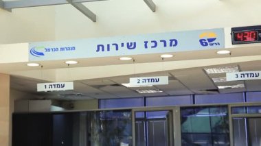 Karayolu 6 şirketinin temsilcisi kadın merkez binasında servis merkezinde bir kişiye hizmet vermektedir